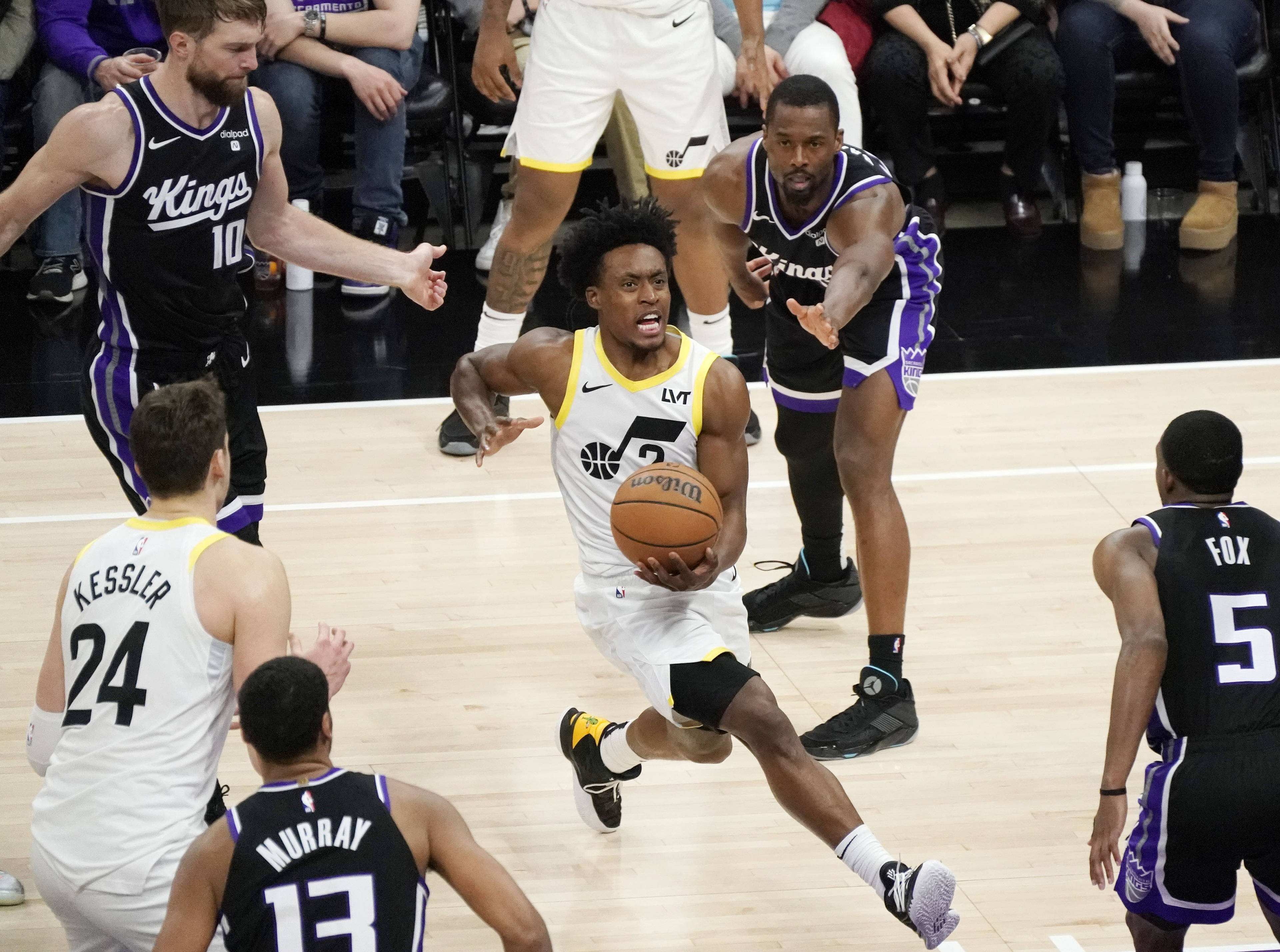 半岛体育登录入口-美洲篮球职业联赛季后赛战况激烈，四强齐聚的简单介绍