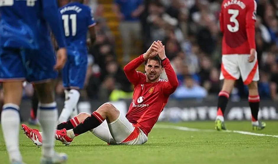 半岛体育官网下载-曼联客场大败，球队状态低迷难以走出泥潭