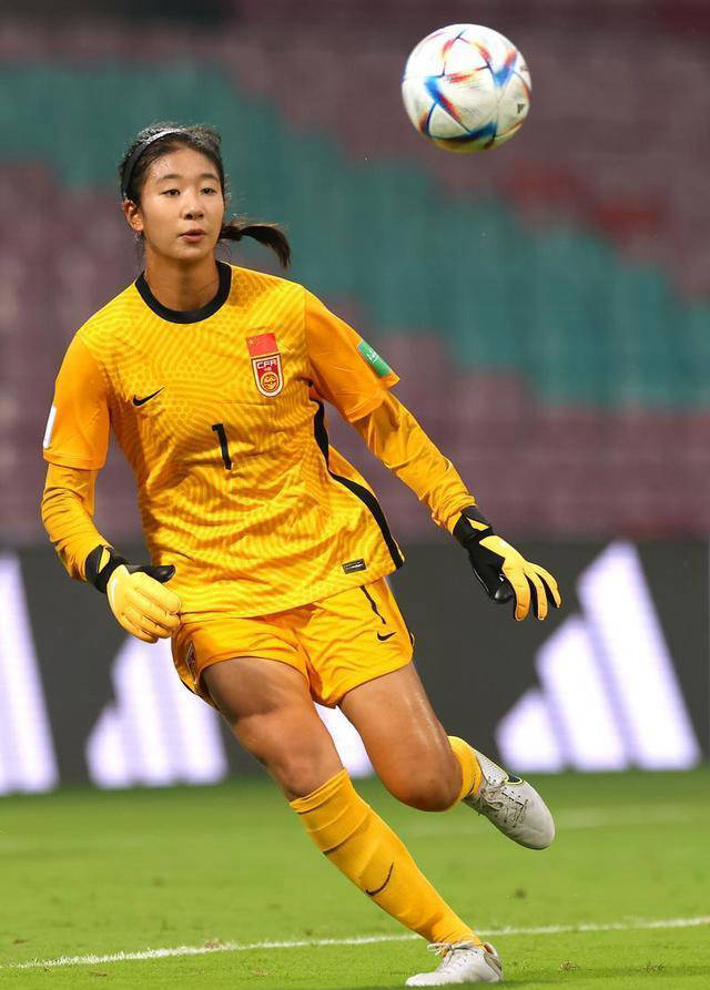 半岛体育官网首页-包含球场上风起云涌，女足队员奋力拼搏的词条